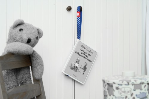 hangingbooks_teddy_schrank_schwaz_weiss